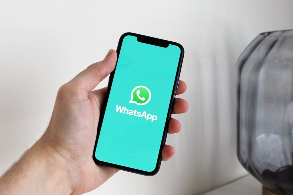 Smartphone Whatsapp App Phone - antonbe / Pixabay SIC investigará si Whatsapp cumple con la protección de datos en Colombia