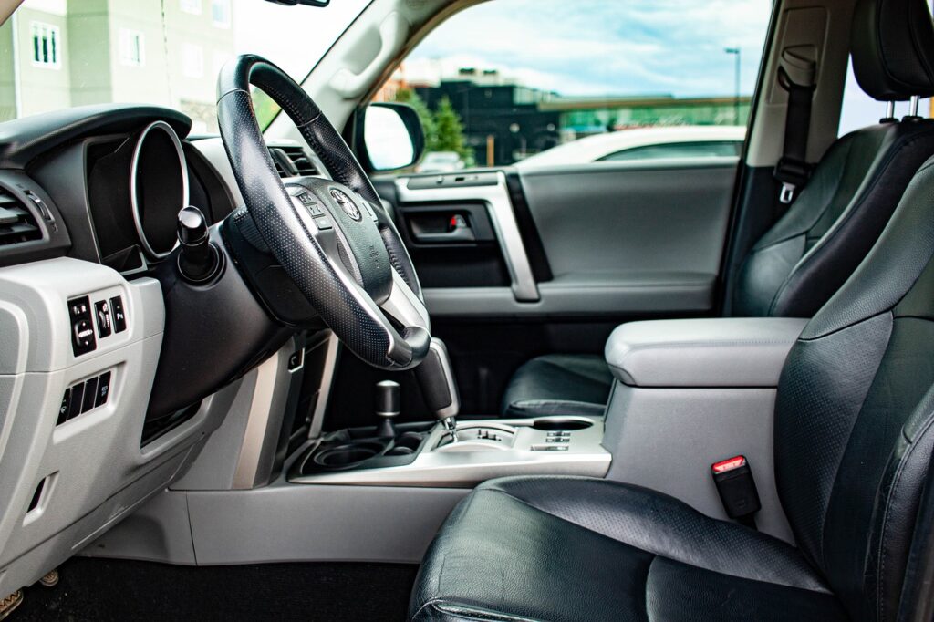 Toyota Car Interior Suv Runner - joshuavanhierden / Pixabay Los carros más buscados en Colombia a través de TuCarro.com en 2020
