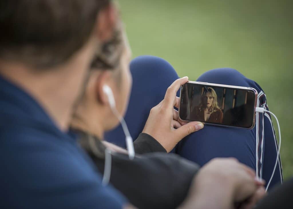 Mobile Phone Video Smartphone Pair - claudid / Pixabay