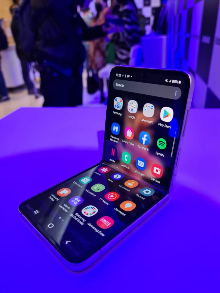 Samsung lanzó a nivel mundial su teléfono plegable Galaxy Z Flip 3