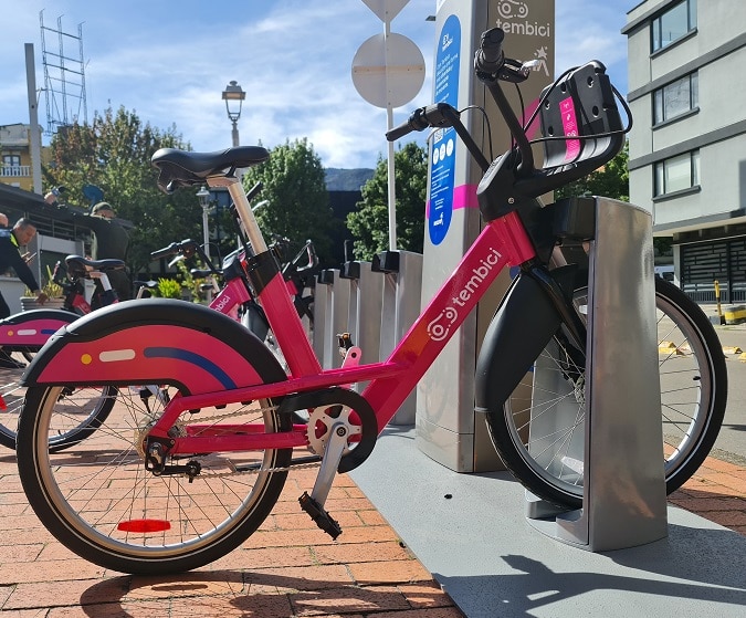 Inicia piloto de bicicletas públicas en Bogotá, algunas son eléctricas