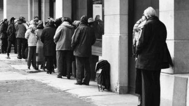 personas haciendo fila